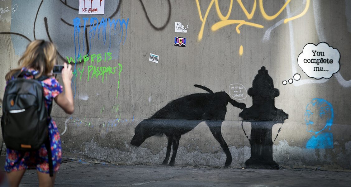 Gatukonstnären Banksy målar ofta dit saker som liksom verkar saknas på gator och torg.
