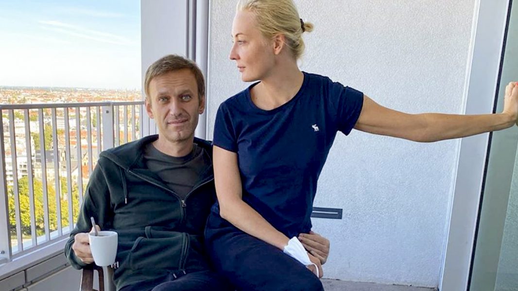 Den ryske oppositionsledaren Aleksej Navalnyj på en Instagrambild tillsammans med sin fru Julia på sjukhuset i Berlin.