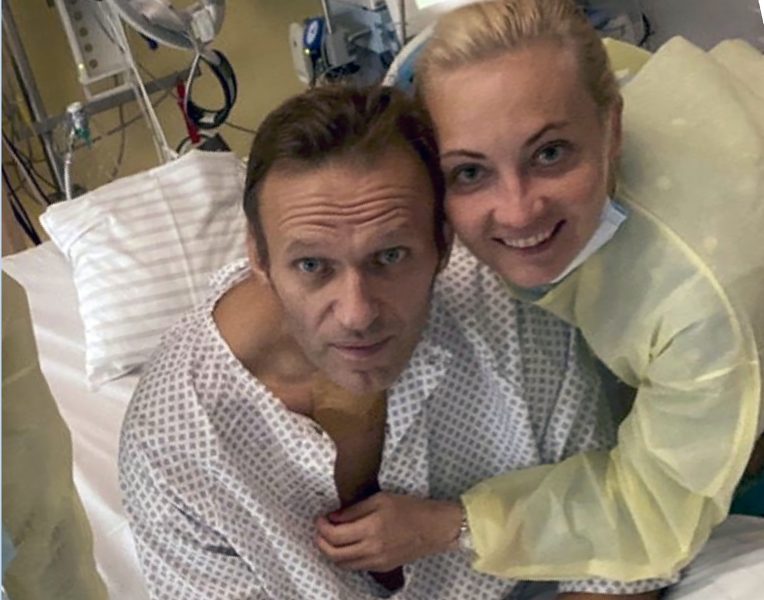 Aleksej Navalnyj på sjukhuset i Berlin på en bild som nyligen lades ut på Instagram.