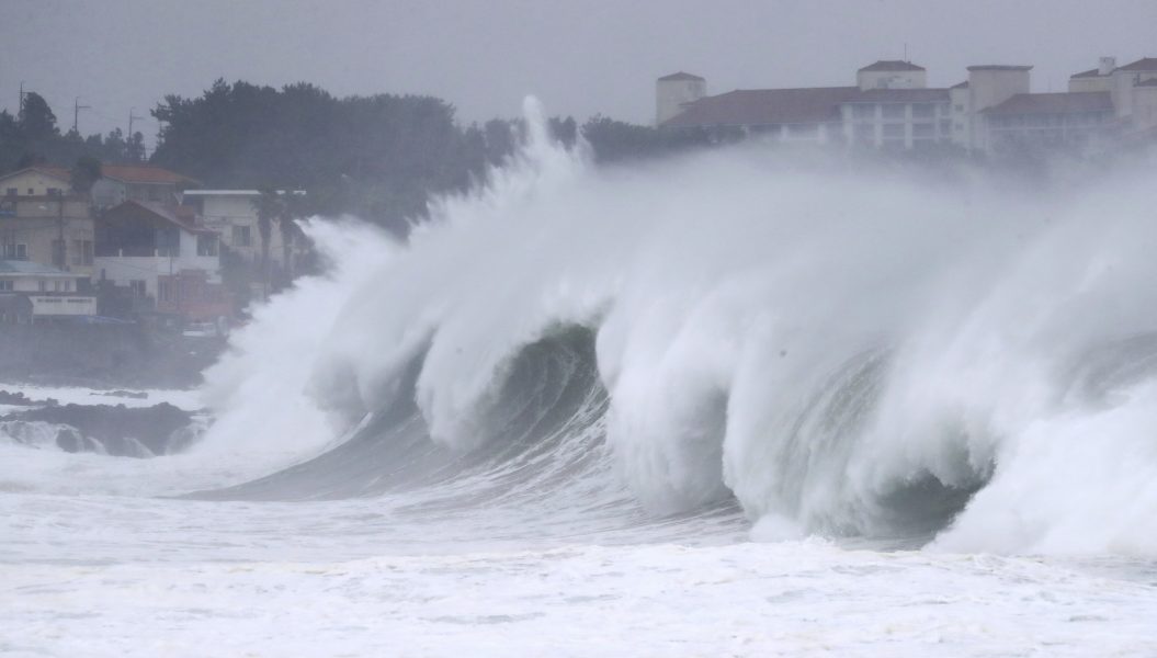 Tyfonen Maysak orsakade höga vågor när den närmade sig ön Jeju Island i Sydkorea på onsdagen.