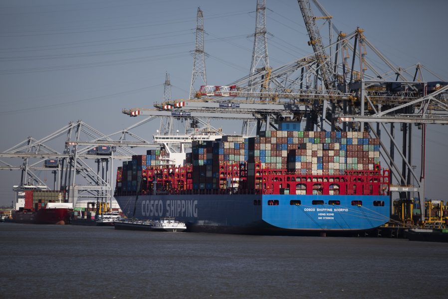 Ett lastfartyg i Antwerpens hamn gör sig redo för avfärd.