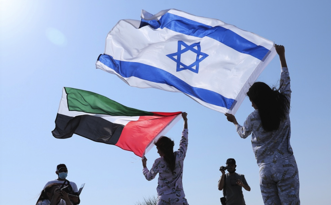 Den israeliska och den emiratiska flaggan under en fotografering i Dubai.