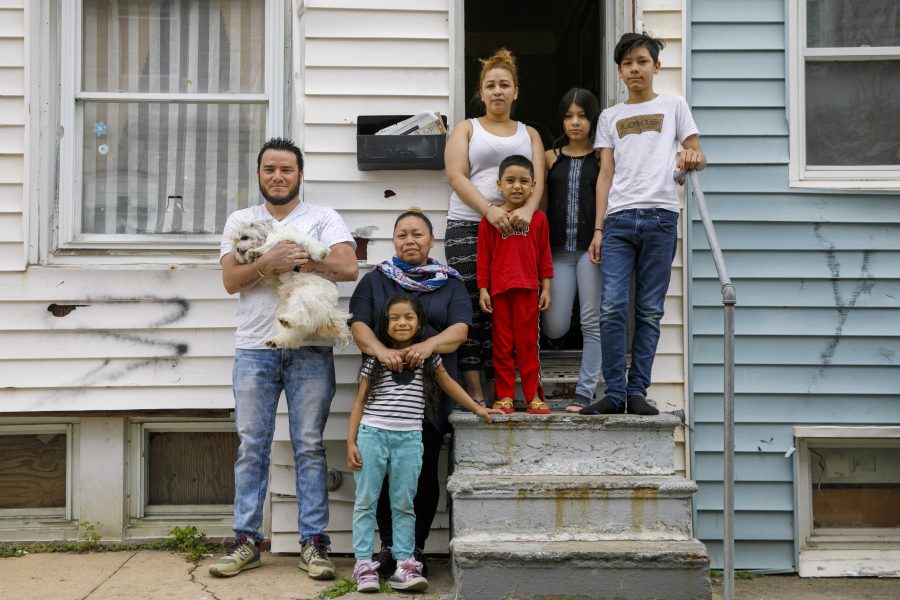 Pandemin har gjort det svårt för människor att ha pengar till hyra och mat, som för den här familjen i Washington.