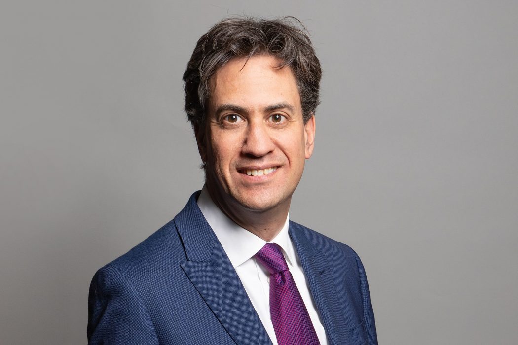 De bubblar om basinkomst i Storbritannien Tongivande borgmästare som Sadiq Khan och Andrew Burman, och nu Ed Miliband, Labours näringspolitiska talesperson för Labour, är nyfikna på att testa olika sorters basinkomst.