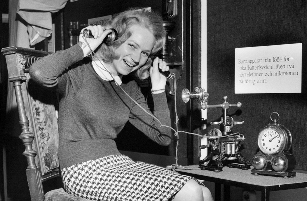 På utställningen Telefonparaden – från Bell till våra dagar provar Kersti Sone en åttio år gammal telefon – från 1864.