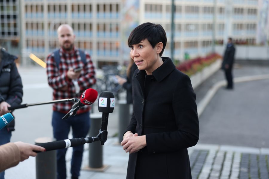 Utrikesminister Ine Eriksen Søreide möter pressen utanför utrikesdepartementet i samband med att regeringen menar att Ryssland står bakom ett dataintrång mot Stortinget.