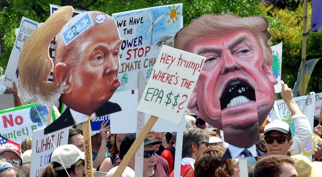 ”Hey Trump! Where’s the EPA?” undrar en demonstrant under en klimatmarsch i Washington D.