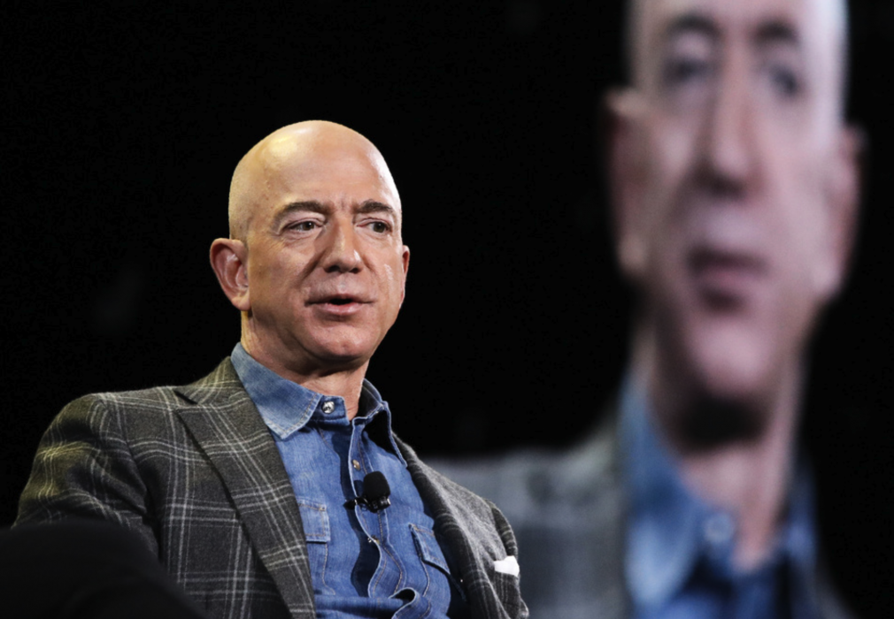 Amazons grundare Jeff Bezos är först i världen med en förmögenhet på 200 miljarder dollar eller mer.