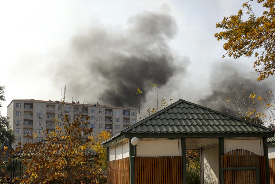 Rökplymer över Berde i Azerbajdzjan efter en robotattack på onsdagen.