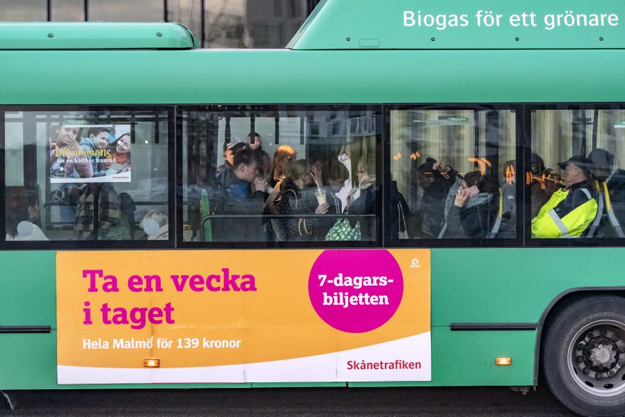 Människor i Region Skåne uppmanas att undvika resor i kollektivtrafiken.