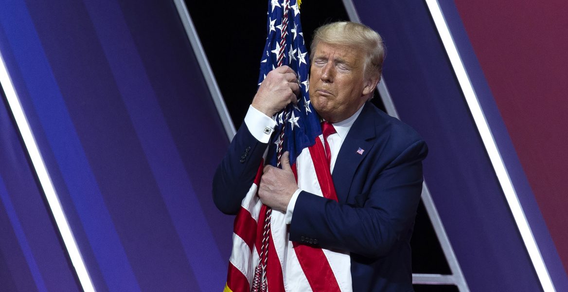 Donald Trump kramar den amerikanska flaggan.
