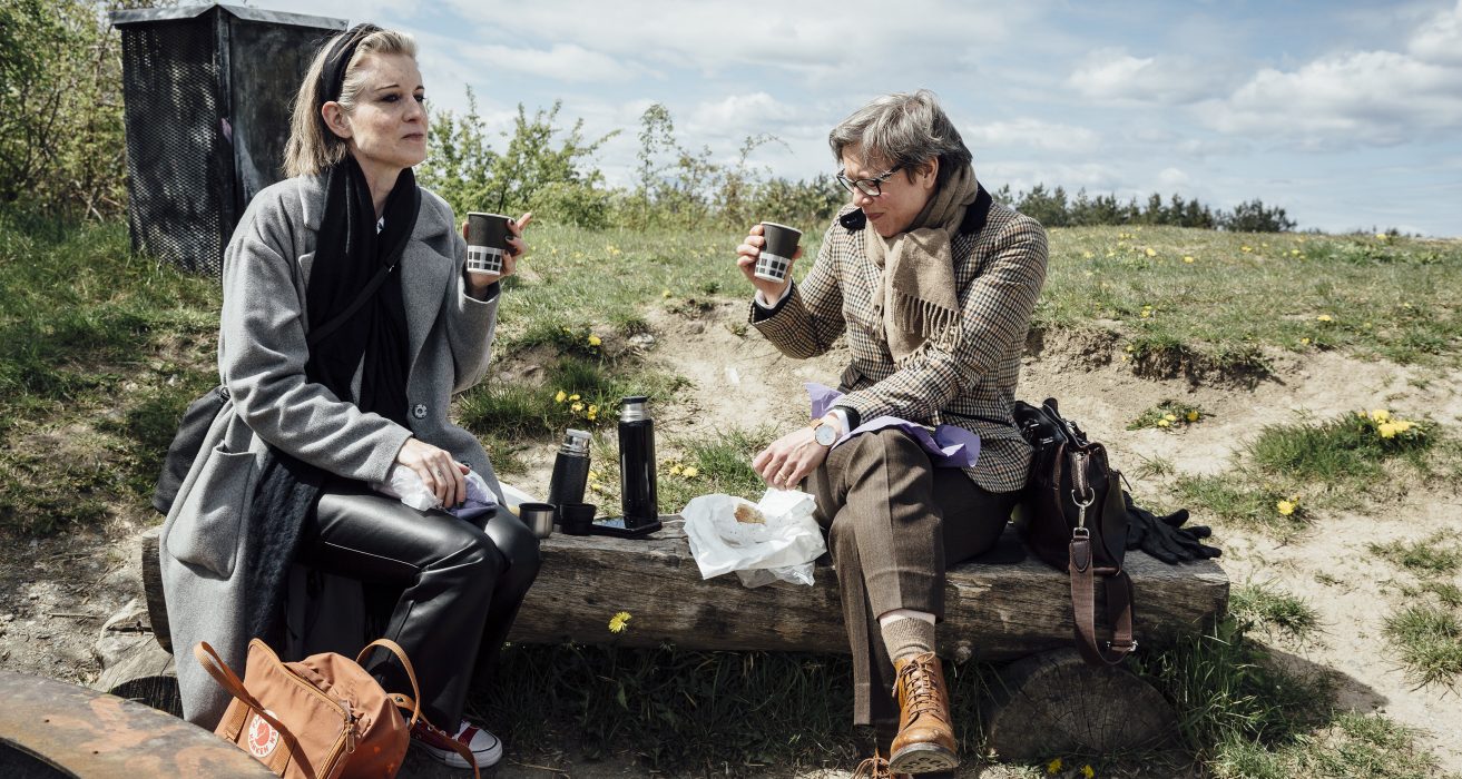 Linda Skugge och Lena Andersson i samtal över termoskaffet.