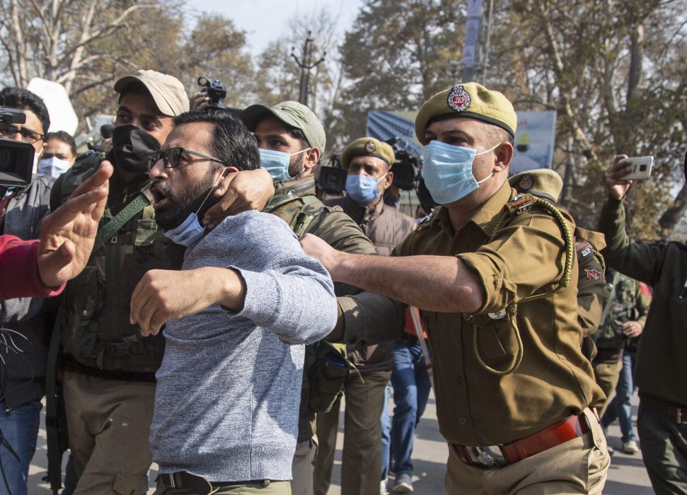 Indisk polis ingriper vid en demonstration i Kashmir.