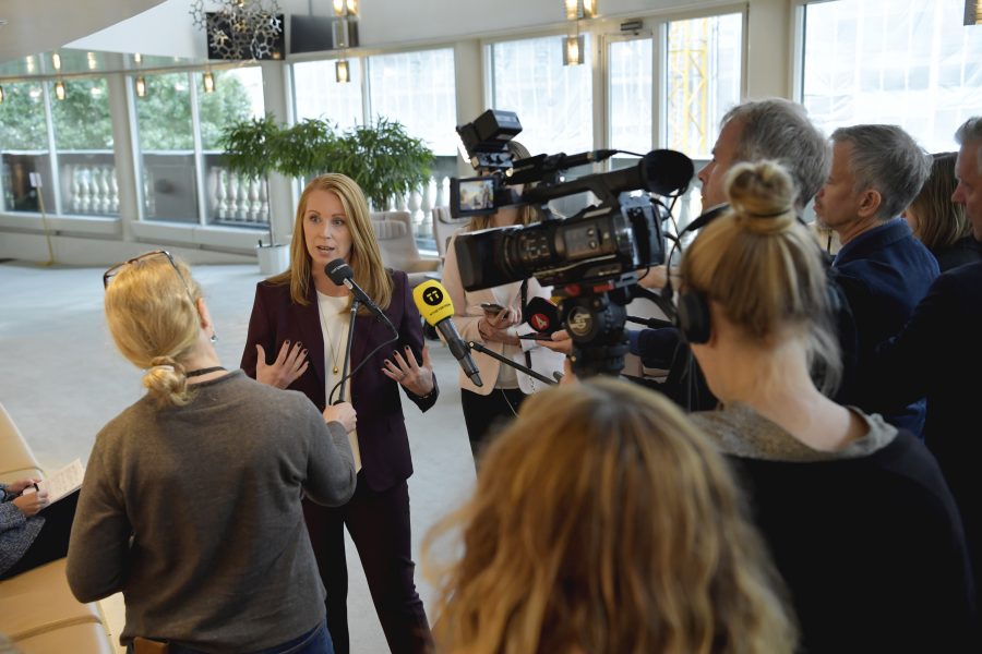 Centerledaren Annie Lööf öppnar för att ge parterna mer tid för att förhandla fram ett avtal om anställningstryggheten.