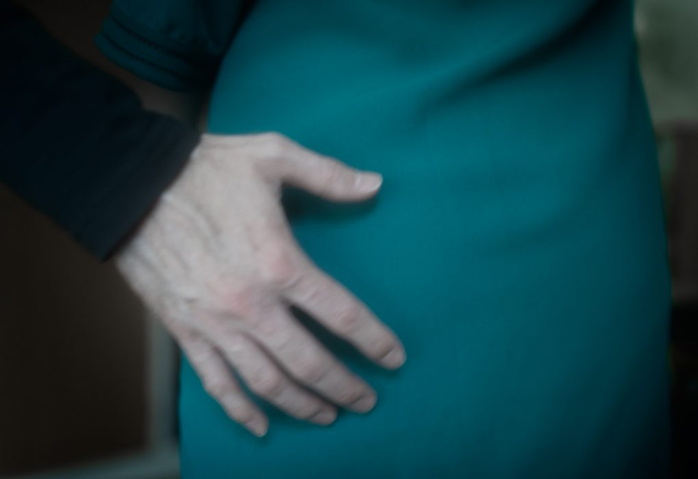 En lokalpolitiker i Jämtland tog döms för att ha ofredat en butiksanställd genom att ha tagit henne på rumpan.