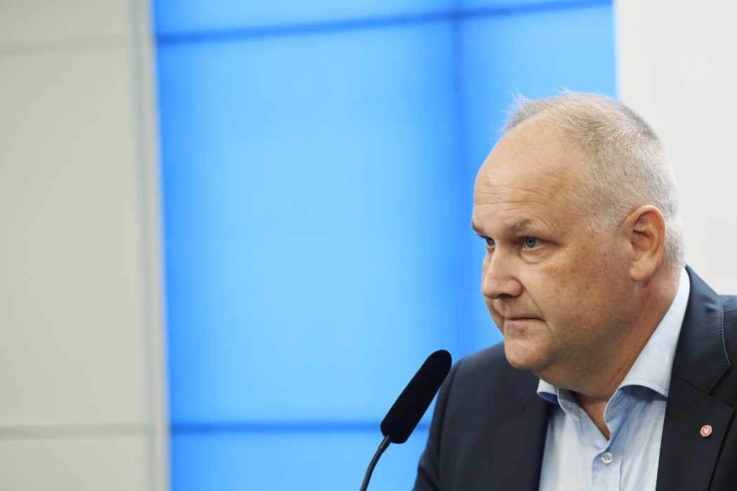 "Statsministern kan lösa det här genom att dra tillbaka alla tankar om att genomföra lagstiftning om utredningen", säger Jonas Sjöstedt (V) till TT.