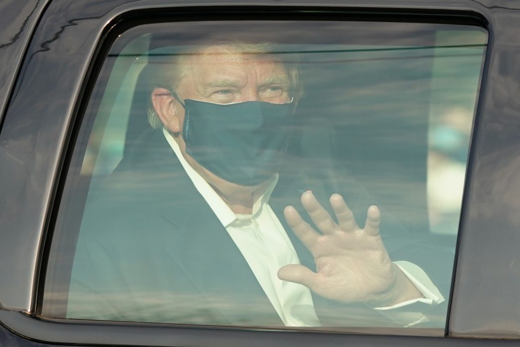 USA:s president Donald Trump överraskade anhängare med en liten biltur utanför sjukhuset där han vårdas.