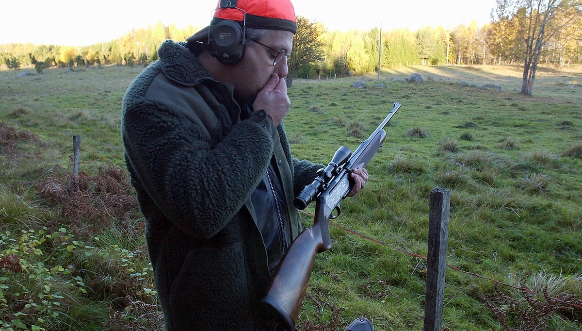 Jägare vallfärdar till skogen, många tar ledigt från jobbet, åker till sina gamla hemtrakter.