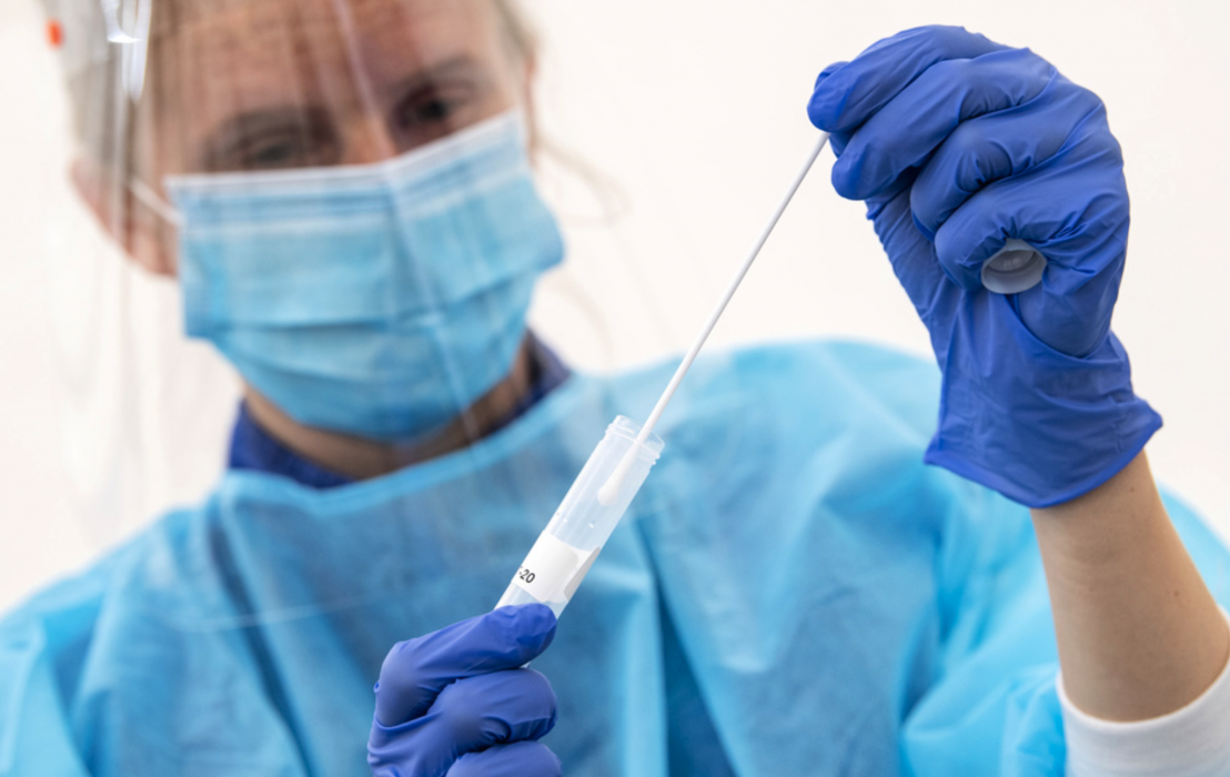Med hjälp av ett nytt test för covid-19 kommer provsvaret efter bara fem minuter.