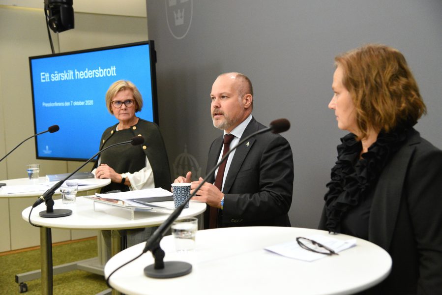 Justitieminister Morgan Johansson tog emot hedersbrottsutredningen av riksåklagaren Petra Lundh till vänster i bild.