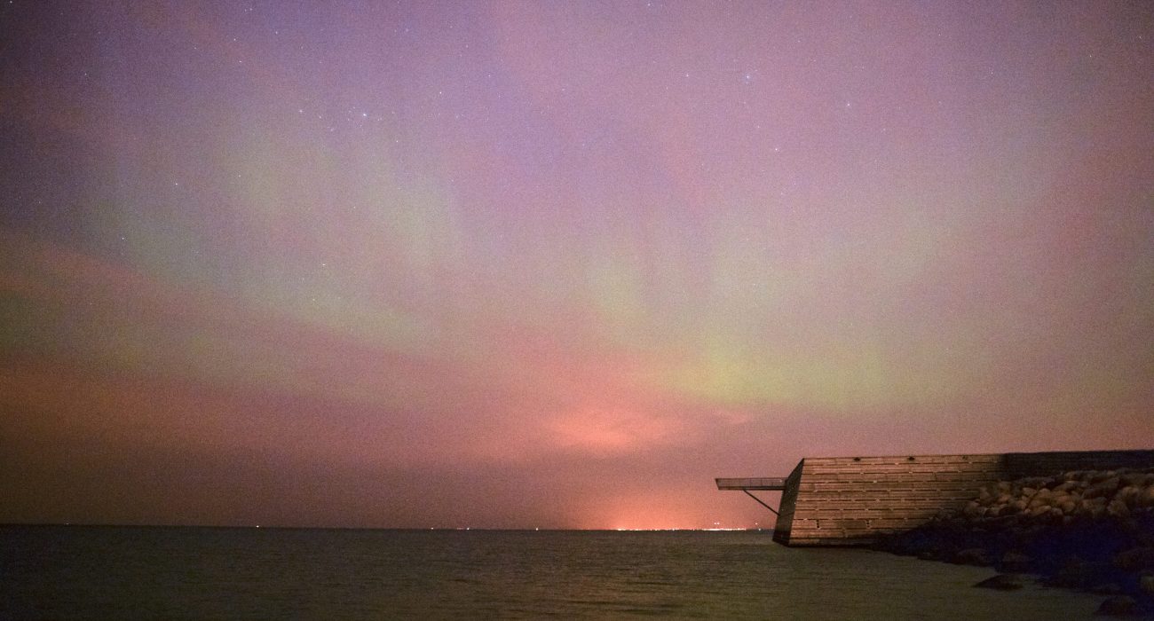 En solstorm ger upphov till norrsken som lyser upp himlen över Öresund.