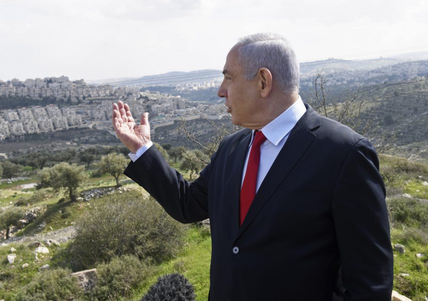 Israels premiärminister Benjamin Netanyahu utanför bosättningen Har Homa i östra Jerusalem.
