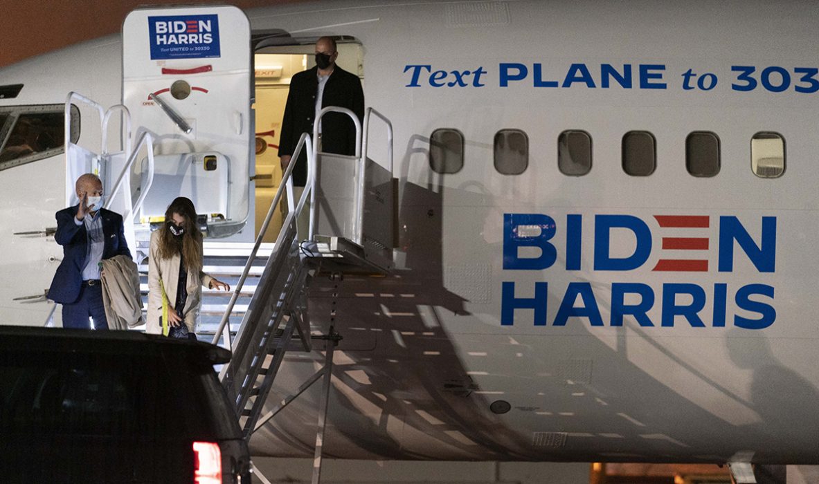 Joe Biden och hans barnbarn Natalie Biden kliver av kampanjplanet i New castle i Delaware.