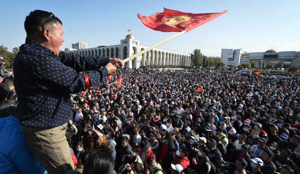 Demonstranter i Bisjkek under måndagen.