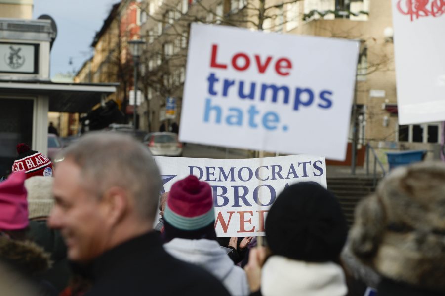 Democrats abroad demonstrerar mot president Donald Trump på Medborgarplatsen i Stockholm i samband med att Donald Trump installeras som president.
