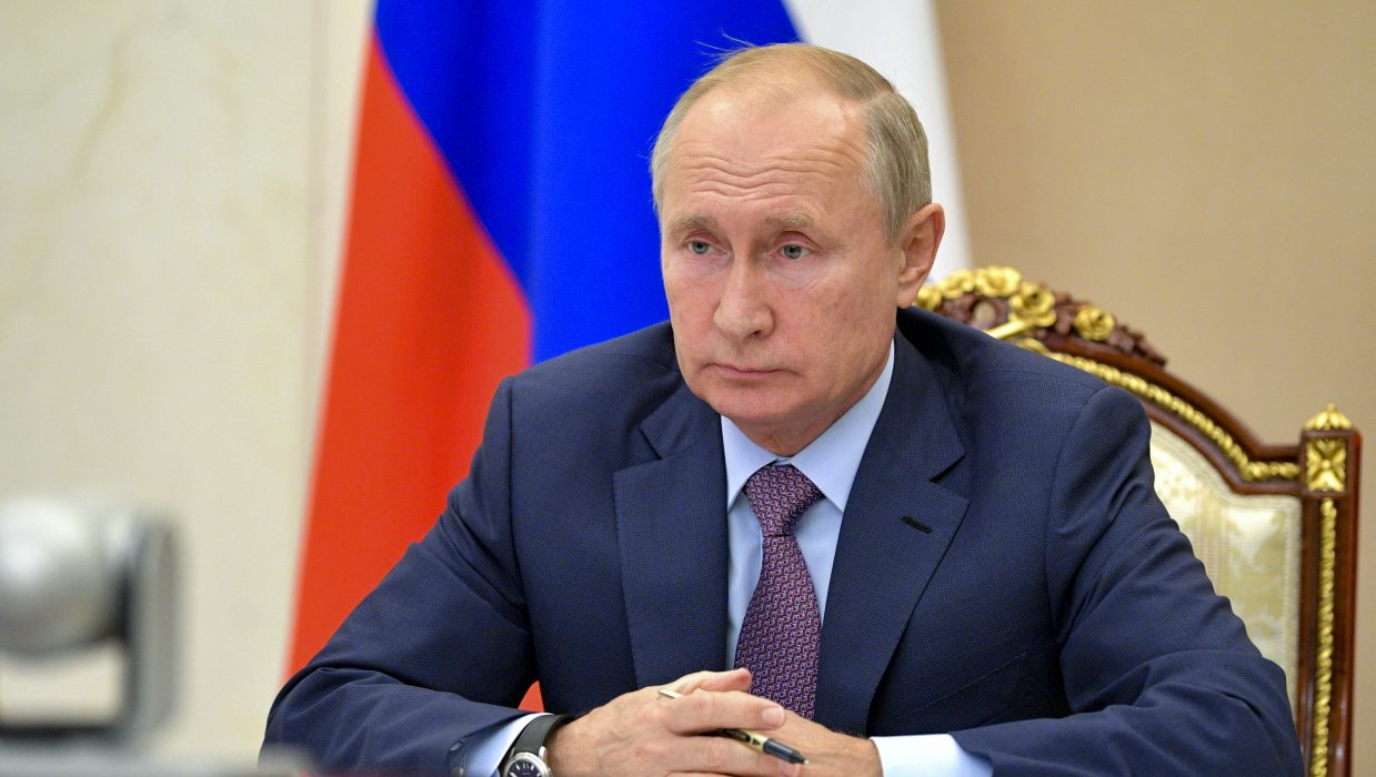 Rysslands president Vladimir Putin föreslår en ettårig förlängning av nedstrustningsavtalet Nya Start.