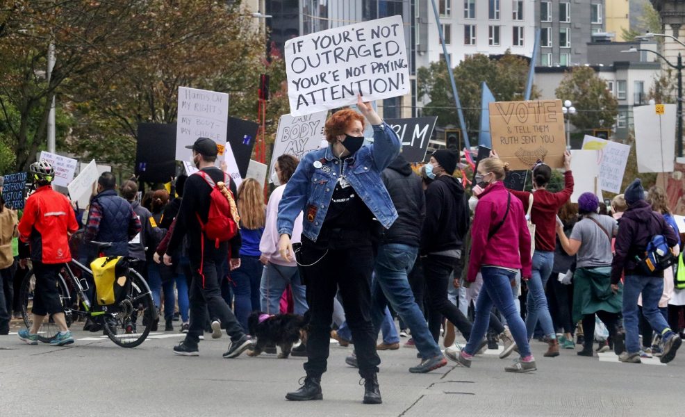Några hundra demonstranter samlades i Seattle den 17 oktober 2020 för att protestera mot Donald Trump och hans högsta domstolsutnämning.