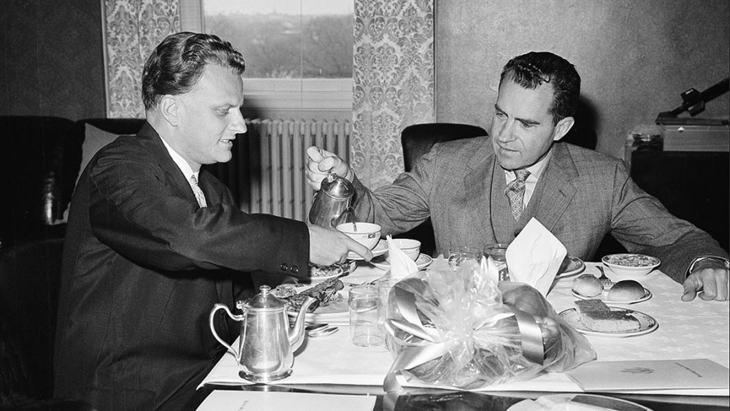 USA:s president Richard Nixon häller upp kaffe åt sin andliga rådgivare, evangelistpredikant Billy Graham.