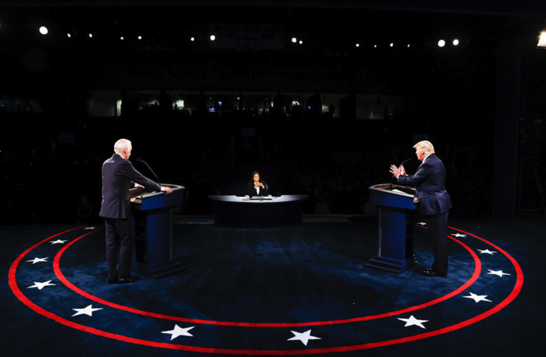 USA:s president Donald Trump och demokraternas presidentkandidat Joe Biden debatterar, med moderatorn Kristen Welker i mitten.
