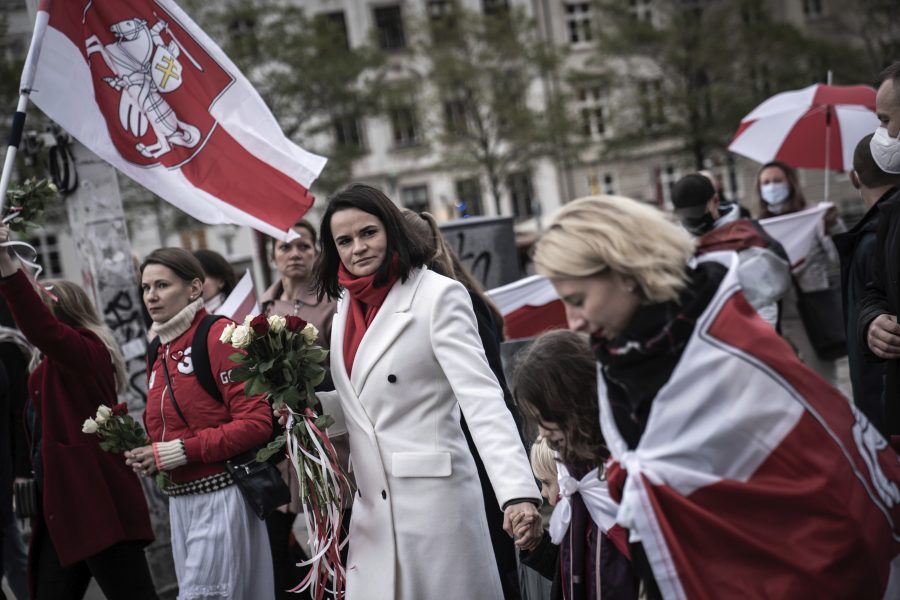 Svetlana Tichanovskaja, i mitten, under en demonstration i Köpenhamn den 23 oktober 2020.