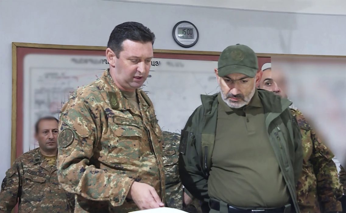 Armeniens premiärminister Nikol Pasjinjan (till höger) i ett möte med befälhavare i utbrytarregionen Nagorno-Karabach i tisdags.