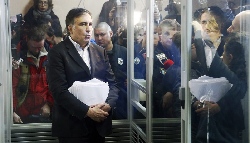 Mikheil Saakasjvili på väg till en rättegång i Kiev i december 2017.