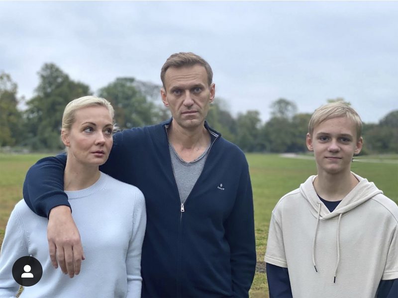 Aleksej Navalnyj omgiven av sin fru Julia och sonen Zahar under rehabiliteringen i Tyskland.