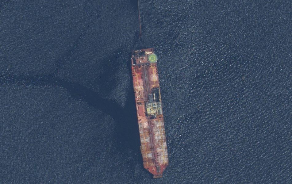 Oljefartyget Nabarima fotat från luften i augusti.