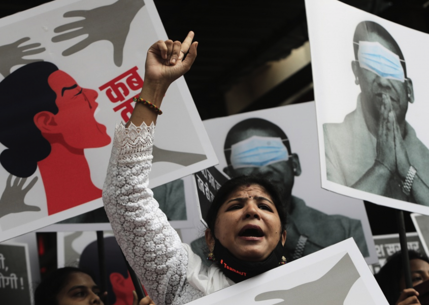 Bilder på Yogi Adityanath, chefsminister i Uttar Pradesh, i ögonbindel hålls upp under en protest mot en misstänkt gängvåldtäkt mot en dalitkvinna i den indiska delstaten.