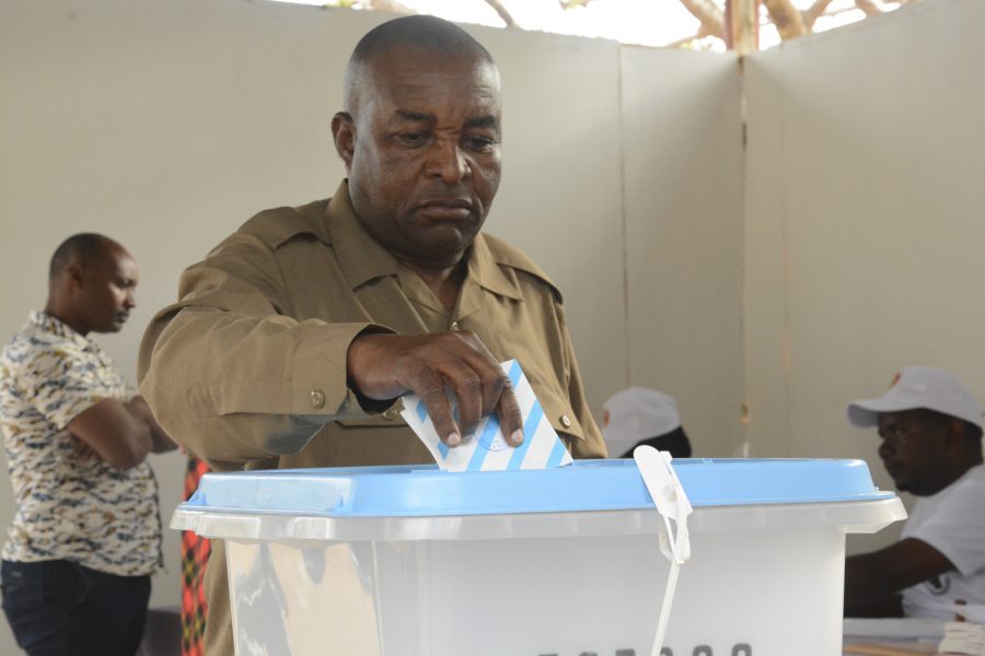 En man röstar i Tanzanias huvudstad Dodoma.