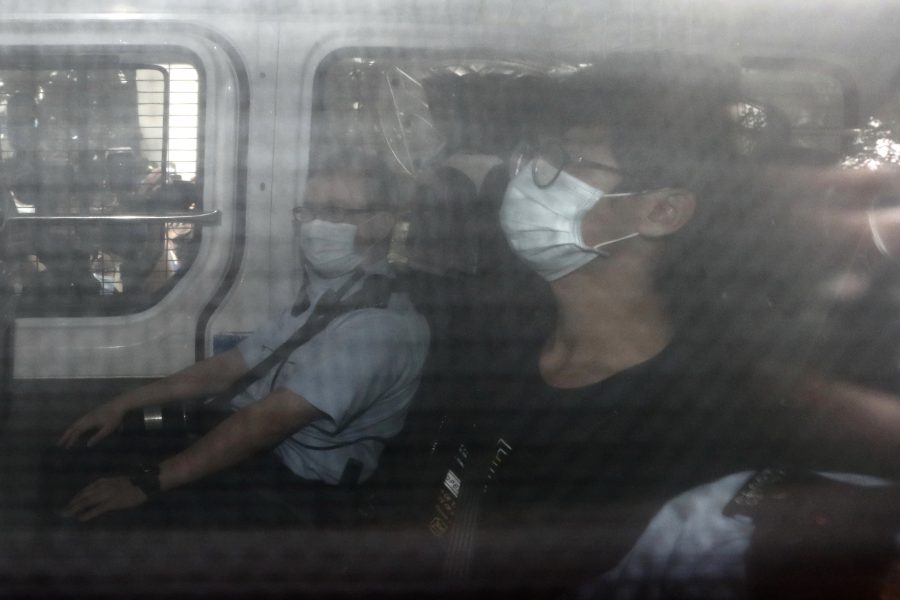 Tony Chung anländer till rätten i en polisbuss efter att ha gripits i Hongkong.