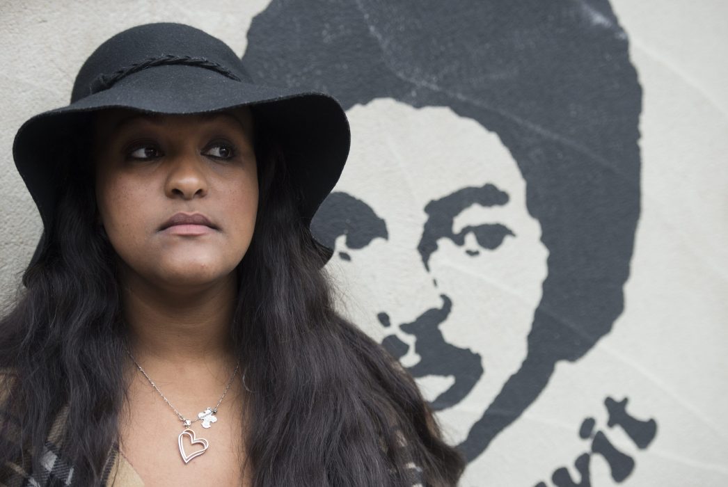 Betlehem Isaak , dotter till den fängslade svensk-eritreanske journalisten Dawit Isaak under en manifestation på Sergels torg 2015.