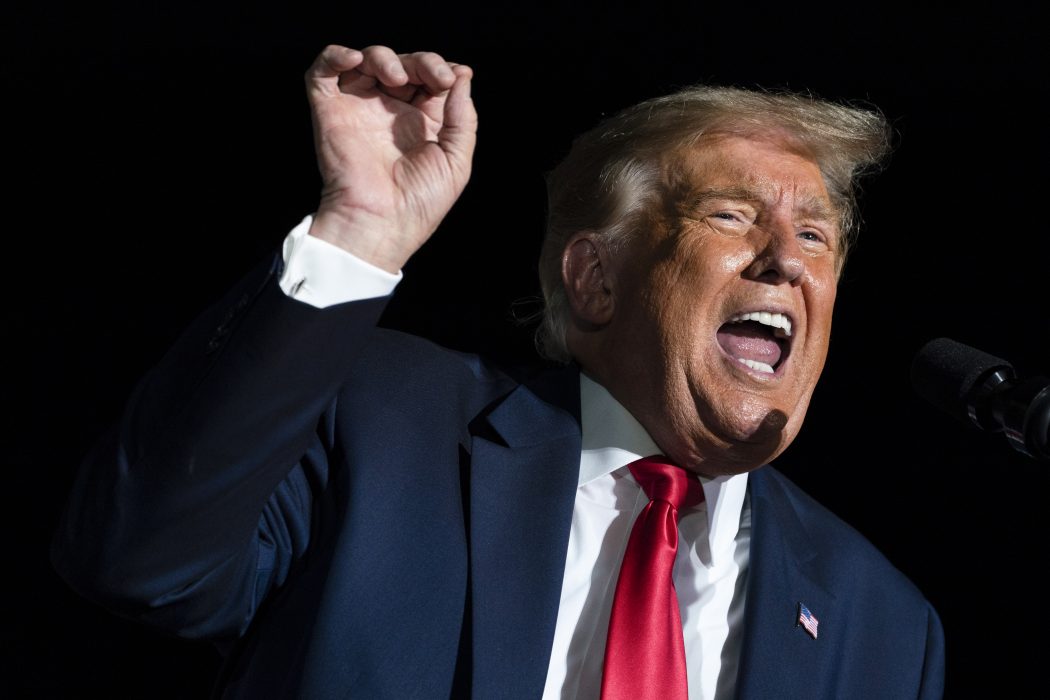 Donald Trumps håller tal för pubik trots att han nyss varit svårt sjuk i corona.