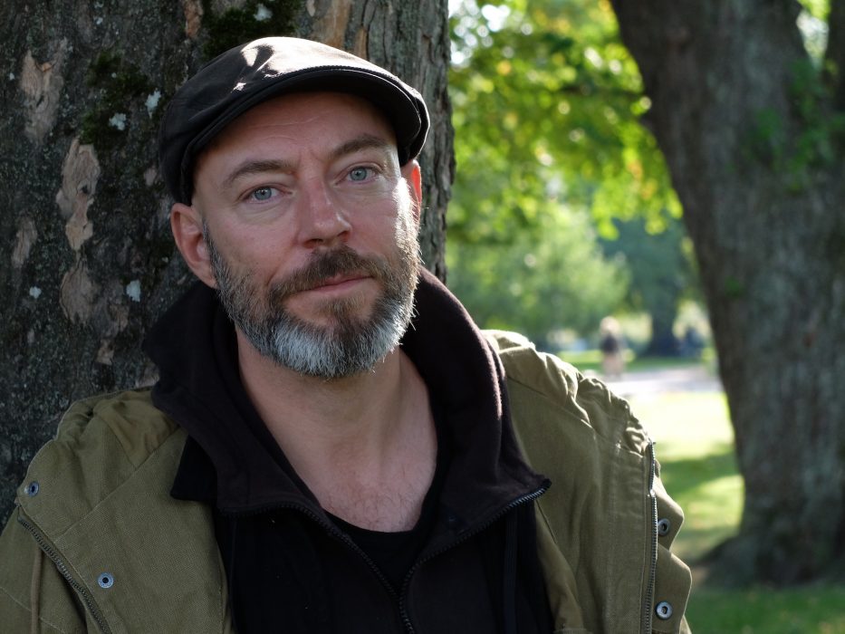 ”Varför går du själv i skogen? Hur vill du bli begravd?” Så snart Syres reporter stänger av inspelningen och tar upp kameran börjar David Thurfjell ställa egna frågor.