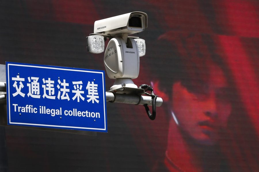 En kamera övervakar en gata i Peking.