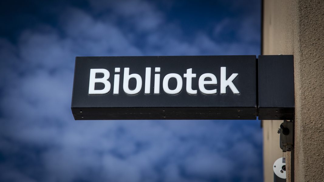 Kommunala bibliotek och badhus stänger i Norrköping och Lidköping, men inte i Stockholm och Göteborg.