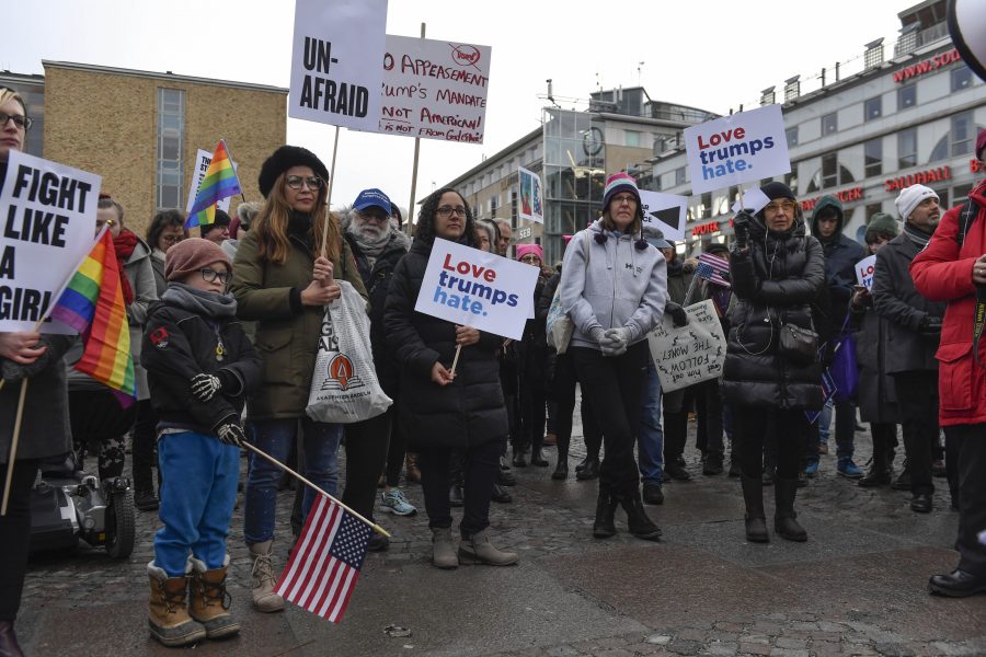 Democrats Abroad i Sverige demonstrerar i Stockholm efter att Donald Trump tillträtt som president.