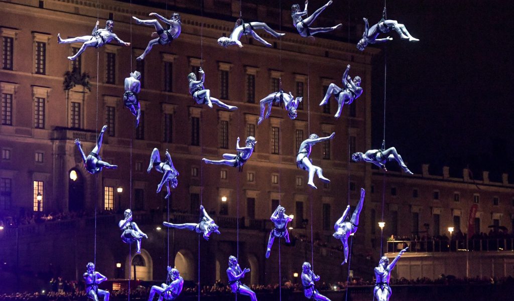 Cirkus Cirkörs akrobater uppträder mitt i Strömmen, mellan slottet och Kungliga operan.