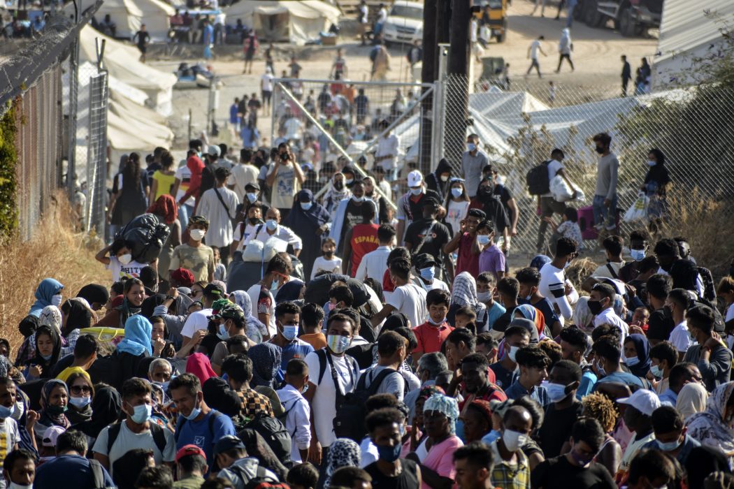 Migranter utanför lägret i Kara Tepe, norr om Mytilene, på Lesbos.