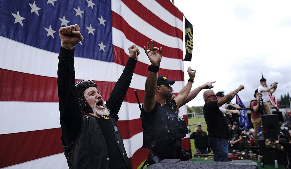 Medlemmar i den nyfascistiska terrorgruppen Proud boys i USA jublar – USA:s president vägrar fördöma dem under debatten i tv.